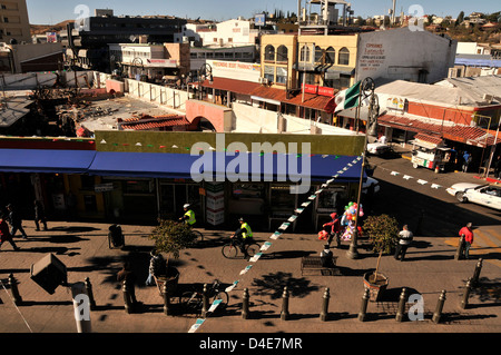 La police armée patrouille sur vélos dans un quartier d'affaires une fois populaire auprès des touristes américains à Nogales, Sonora, Mexique. Banque D'Images