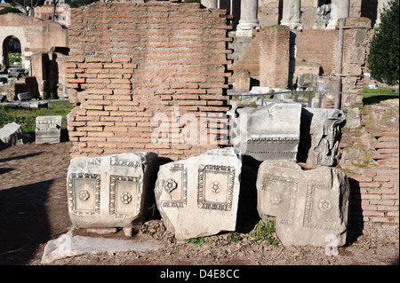 Les ruines de 'Foro Romano' Forum Romain ou cœur de l'Empire romain maintenant une attraction touristique dans la Rome moderne la capitale de l'Italie Banque D'Images