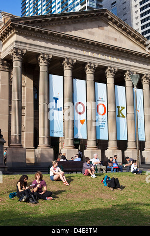 Les gens se détendre à l'extérieur de la bibliothèque de l'État de Victoria. Melbourne, Victoria, Australie Banque D'Images