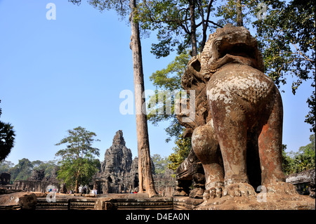 Lion gardien à l'entrée de temple Bayon dans le complexe d'Angkor Banque D'Images