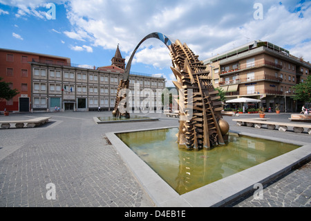 Italie, Latium, Tivoli, Giuseppe Garibaldi, Arch Fontaine par Arnaldo Pomodoro Banque D'Images