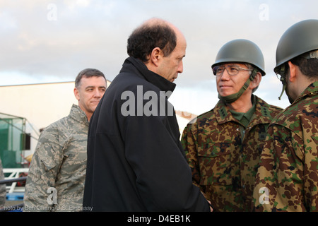 L'ambassadeur Roos traite de secours avec les forces d'Autodéfense du Japon Banque D'Images