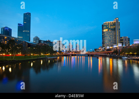Afficher le long de la rivière Yarra au Crown Casino à Southbank et toits de la ville. Melbourne, Victoria, Australie Banque D'Images