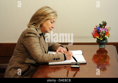 La secrétaire d'Etat signe Guest Book Banque D'Images