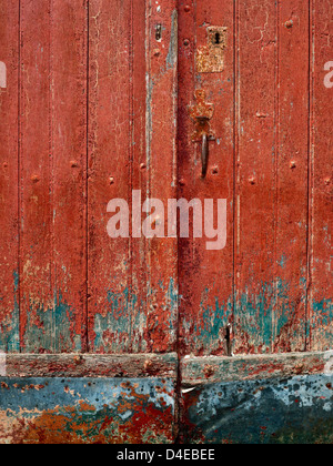 Peinture craquelée sur old weathered wood - France. Banque D'Images