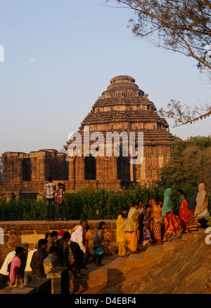 Pèlerins sur le Temple du Soleil de Konark en file d'Orissa en Inde Banque D'Images