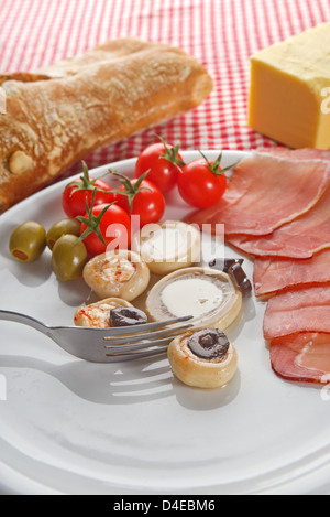 Entrée froide, une assiette d'assortiment de charcuterie traditionnelle dans les pays méditerranéens Banque D'Images