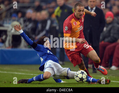 Gelsenkirchen, Allemagne. 12 mars 2013. Le Schalke Atsuto Uchida (L) et Nordin Amrabat de Galatasaray rivalisent pour la balle au cours de l'UEFA Champions League round 16 match retour de match de football entre le FC Schalke 04 et Galatasaray Istanbul à Stadion Gelsenkirchen Gelsenkirchen. Photo : Federico Gambarini/dpa/Alamy Live News.  + + +(c) afp/Alamy Live News. - Bildfunk + + + Banque D'Images