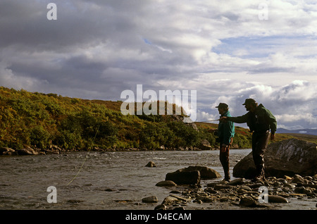 Guide et pataugeoires pêcheur sur un voyage de pêche à la mouche en Alaska Banque D'Images