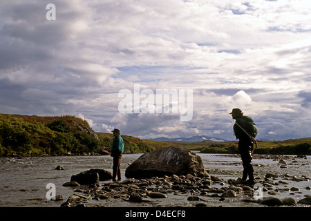 Guide et pataugeoires pêcheur sur un voyage de pêche à la mouche en Alaska Banque D'Images