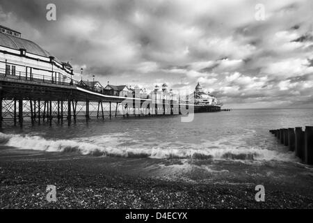 La jetée d''Eastbourne en fin d'après-midi en hiver (avant l'incendie qui a détruit l'ancienne salle de bal à l'été 2014) Banque D'Images