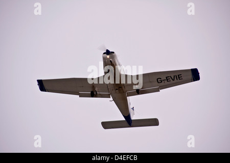 Aviation Tayside Piper PA-28 Warrior G-EVIE light monoplane prépare à atterrir à l'aéroport de Dundee, Royaume-Uni Banque D'Images