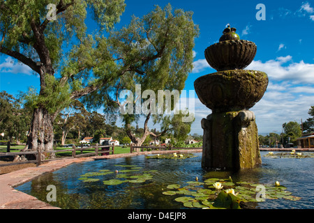 Santa Barbara, USA, une fontaine en face de la Mission Santa Barbara fondée en 1786 Banque D'Images