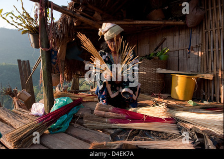 Khop Ban Dong, Thaïlande, femme en balai de paille de riz Banque D'Images