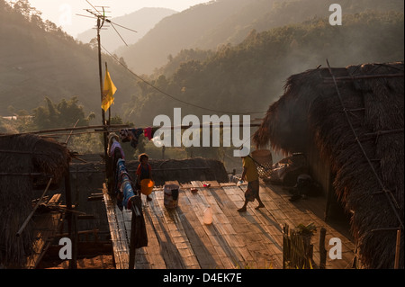 Khop Ban Dong, en Thaïlande, à l'antenne TV sur le porche d'un chalet et d'enfants Banque D'Images