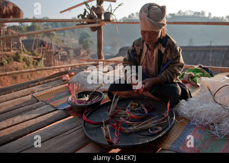 Khop Ban Dong, Thaïlande, une femme Lahu fait bracelets Banque D'Images