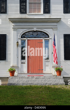 La porte d'une vieille maison à Thomaston, Maine Banque D'Images