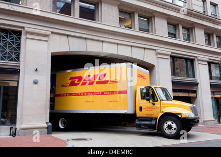 Camion de livraison DHL Banque D'Images