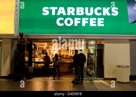 La devanture du café Starbucks Banque D'Images