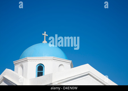Agios Nikolaos Eglise grecque orthodoxe avec croix blanche sur le dôme bleu et le ciel à Chora sur l'île de Mykonos en Grèce, Europe méditerranéenne Banque D'Images