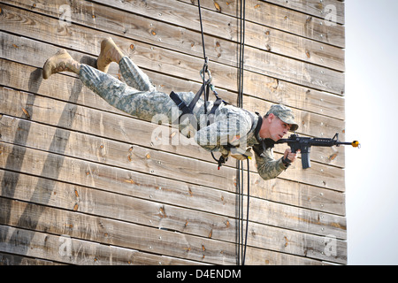 Un Ranger de l'armée américaine dans un mur en rappels position de tir au cours d'une manifestation le 5 août 2011 à Fort Benning, en Géorgie. Banque D'Images