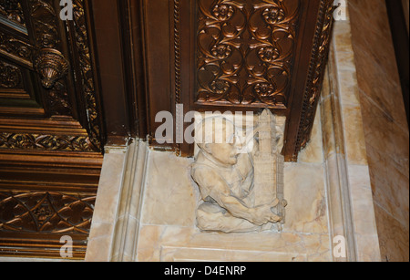 Pojaskom dans le Woolworth Building hall illustre architecte Cass Gilbert tenant un modèle de l'immeuble, un monument de New York. Banque D'Images