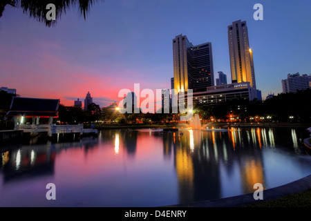 Crépuscule à Benjasiri Park (Queen's Park) / Bangkok Banque D'Images