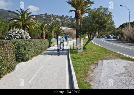 Corniche des Maures à vélo entre Le Lavandou et Cavalaire Banque D'Images