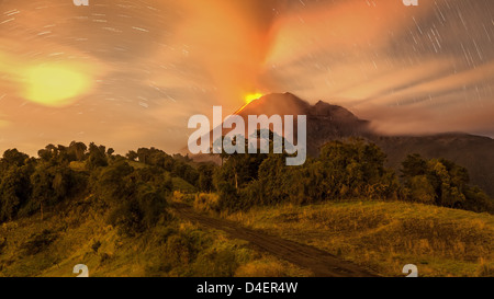 L'éruption du volcan Tungurahua Equateur Amérique du Sud très longue exposition avec Star Trails Canon 5D Markii 640 Iso 20min exposition convertie à partir de matières Banque D'Images