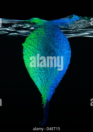 La vitesse élevée de l'image sous-marine à éclater des ballons Banque D'Images