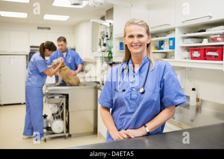 Vétérinaire Smiling standing in vet's surgery Banque D'Images