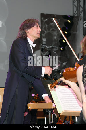 Kent Nagano, directeur musical général de l'Opéra de Bavière, mène son orchestre au cours du gala de la balle des Arts 2008' à Munich, Allemagne, 16 mai 2008. L'Opéra d'État de Bavière et la Maison des Arts avait invité à un glamour, artistique et mondaine et balle dans la tradition des légendaires fêtes des artistes de Munich. Photo : Ursula Dueren Banque D'Images