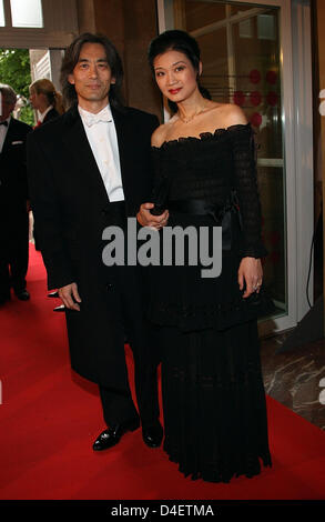 Kent Nagano (L), directeur général de la musique de l'Opéra d'État de Bavière, et sa femme Mari Kodama (R) arrivent pour le gala de la balle des Arts 2008' à Munich, Allemagne, 16 mai 2008. L'Opéra d'État de Bavière et la Maison des Arts avait invité à un glamour, artistique et mondaine et balle dans la tradition des légendaires fêtes des artistes de Munich. Photo : Ursula Dueren Banque D'Images