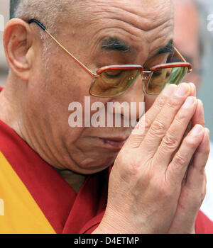 Le chef spirituel des Tibétains, le dalaï-lama, prie pendant qu'il marche la Rue des droits de l'homme à Nuremberg, Allemagne, 17 mai 2008. Sa Sainteté le dalaï-lama est sur une visite de cinq jours en Allemagne. Photo : Marcus Fuehrer dpa/lby extérieure Banque D'Images