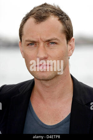 L'acteur britannique Jude Law pose pour des photos lors d'un appel devant la plage photo pour son film "Le jour après la paix" au 61e Festival de Cannes à Cannes, France, 19 mai 2008. Photo : Hubert Boesl Banque D'Images