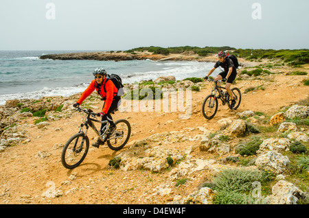 Les vététistes sur la Cami de Cavalls chemin côtier à Minorque aux Baléares, Espagne Banque D'Images