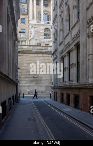 L'heure du déjeuner les piétons à l'angle de Lothbury et Tokenhouse Yard, deux étroites rues historiques et avec les hauts murs de la Banque d'Angleterre dans l'arrière-plan - dans la ville de Londres, le quartier financier de la capitale. La région était peuplée de chaudronniers au Moyen Âge avant de devenir plus tard à la maison à un certain nombre de marchands et de banquiers. Lothbury borde la banque d'Angleterre sur le côté nord du bâtiment. Tokenhouse St date de Charles I et a été où les jetons ont été inventé. farthing Banque D'Images