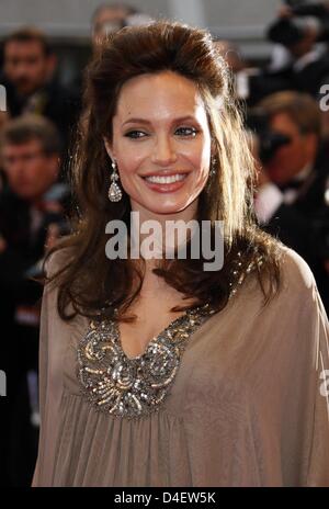 Nous enceinte Angelina Jolie actrice arrive à la première de "l'échange" au Palais des Festivals à la 61e Festival de Cannes à Cannes, France, 20 mai 2008. Photo : Hubert Boesl Banque D'Images