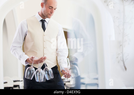 Waiter carrying verres à vin dans le Banque D'Images