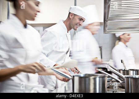 Chefs cooking in restaurant kitchen Banque D'Images