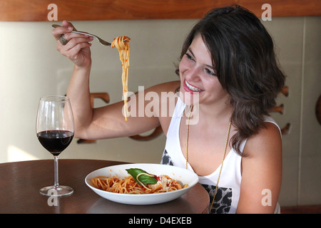 Jeune femme mange modèle spaghetti publié Banque D'Images