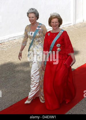 Les sœurs de la Reine Margrethe II du Danemark, la Princesse Benedikte (L) et Anne-Marie (R), arriver à l'église mariage du Prince Joachim et Marie Cavallier dans Mogeltonder, Danemark, 24 mai 2008. Photo : Albert Nieboer (Pays-Bas) Banque D'Images