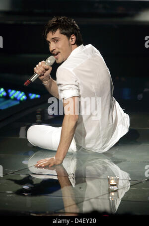 Chanteur russe Dima Bilan effectue sa chanson à l'Eurovision à Belgrade, Serbie, 25 mai 2008. Bilan a remporté l'Eurovision avec 272 points. Photo : Joerg Carstensen Banque D'Images