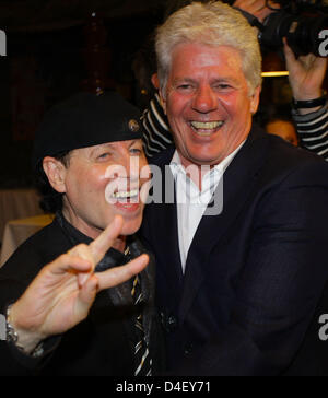 La musique allemande d'affaires Thomas Stein (R)félicite Klaus Meine (L), chanteur du groupe de hard rock Scorpions lors de son 60e anniversaire à Hanovre, Allemagne, 25 mai 2008. Invités de marque de médias, show business, de la politique et de l'économie a célébré avec le Hanover-né hard rock ancien combattant. Photo : Peter Steffen Banque D'Images