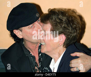 Klaus Meine (L), chanteur du groupe de hard rock Scorpions, épouse sa mère Erna à son 60e anniversaire à Hanovre, Allemagne, 25 mai 2008. Invités de marque de médias, show business, de la politique et de l'économie a célébré avec le Hanover-né hard rock ancien combattant. Photo : Peter Steffen Banque D'Images