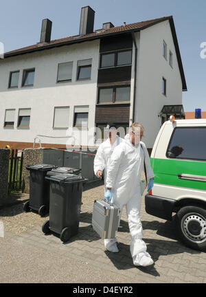 Deux membres de l'enquête à l'extérieur une maison à Zeitlarn, Allemagne, 27 mai 2008. Dans la même maison, un garçon de trois ans avait trouvé ses parents, de son père à l'âge de 41 ans et les 38 ans, mère, morts dans leur appartement. À la suite d'une enquête initiale la Police criminelle estime que l'un des partenaires doit avoir tourné l'autre et puis lui-même. Photo : ARMIN HOTEL Banque D'Images