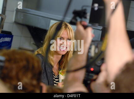 Heidi Klum modèle sourit présentant un nouveau McDonald's commercial à l'un des restaurants de la chaîne de restauration rapide à Munich, Allemagne, 29 mai 2008. Klum favorise un nouveau produit McDonald's. Photo : GUENTER VAHLKAMPF Banque D'Images