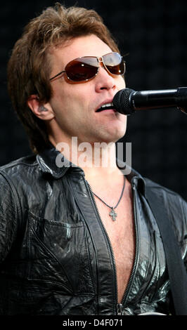 Le chanteur Jon Bon Jovi et son groupe rock Bon Jovi effectuer à 37 000 personnes dans la région de Stuttgart, Allemagne, 29 mai 2008. Bon Jovi sont actuellement sur leur 'Lost Highway' world tour. Photo : Marc Mueller EDITORIAL UTILISEZ UNIQUEMENT Banque D'Images