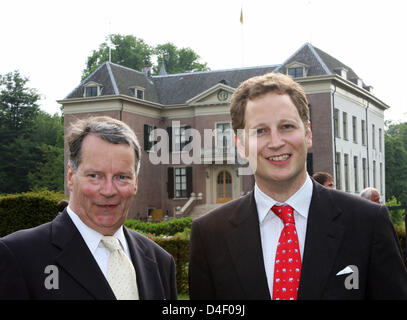 Christian Sigismund, Prince de Prusse, (L) et Georg Friedrich Ferdinand, Prince de Prusse (R), arrière-petit-fils et arrière-petit-fils de l'ex-empereur allemand Guillaume II, sourire pendant l'ouverture de l'exposition 'L'Empereur et l'Europe" au château de Huis Doorn où l'empereur a vécu entre 1918 et 1941 à Doorn, aux Pays-Bas, le 29 mai 2008. Photo : Albert Nieboer (Pays-Bas Banque D'Images