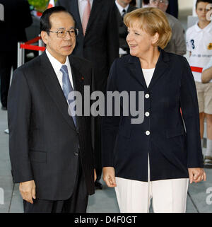 La chancelière allemande, Angela Merkel, se félicite le chef du gouvernement japonais Yasuo Fukuda pour sa première visite officielle à la chancellerie à Berlin, Allemagne, 01 juin 2008. Le sujet principal des négociations est le prochain sommet du G8 au Japon en juillet. Photo : MARCEL METTELSIEFEN Banque D'Images